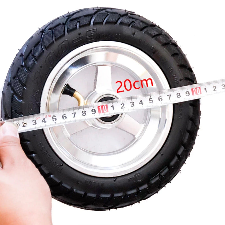 Measuring the wheel diameter at 20 cm (approx. 8 inches).