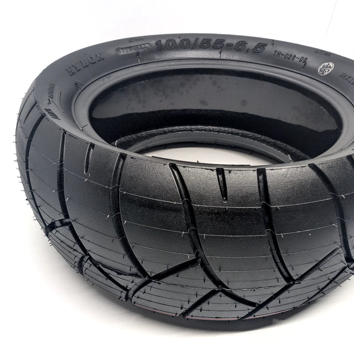 Xuancheng 100/55-6.5 self-healing tubeless tyre, low view of tread and self-healing layer.