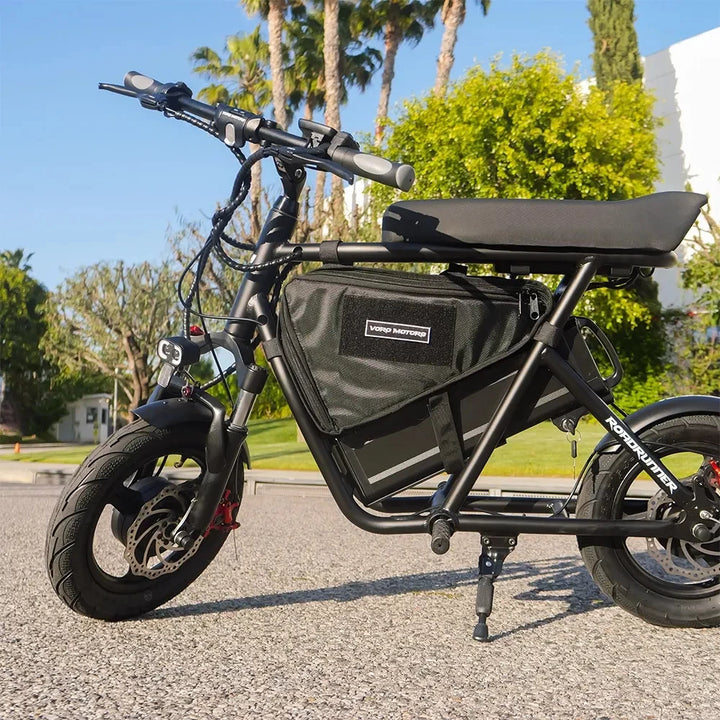 EMOVE Roadrunner v2 scooter with Voro Motors branded side of Pizza bag - EMOVE Roadrunner v2 electric scooter equipped with a the pizza bag for added storage convenience during rides.